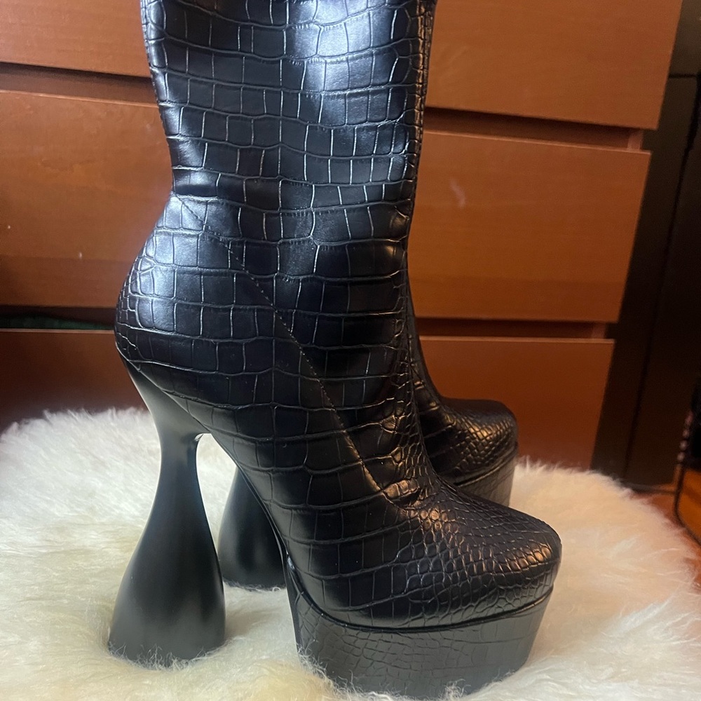 Simmi London Croc-Embossed Platform Boots size 8. New